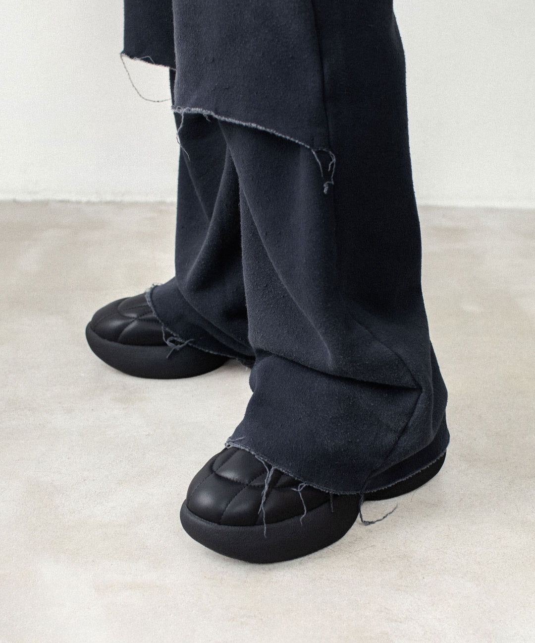VEIN ヴェインのBRUSHED TERRY CUTOFF BAGGY TROUSERS - BLACKの公式通販サイトsession福岡セレクトショップ