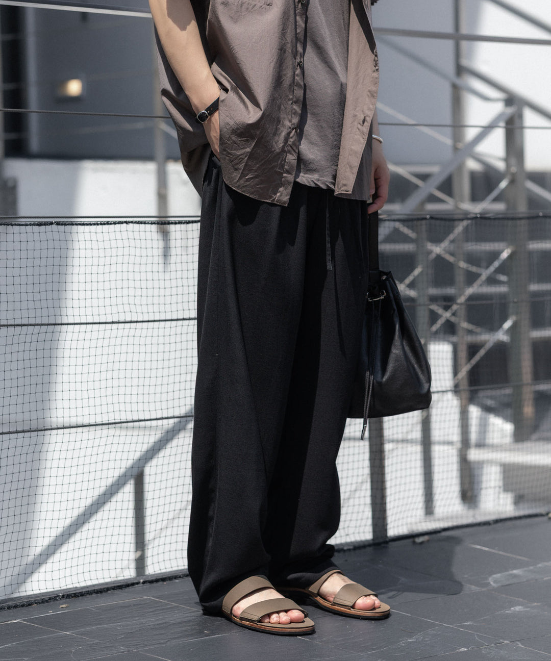 ATTACHMENT アタッチメントのSMOOTH LEATHER SLIDE SANDAL - KHAKI GRAYの公式通販サイトsession福岡セレクトショップ