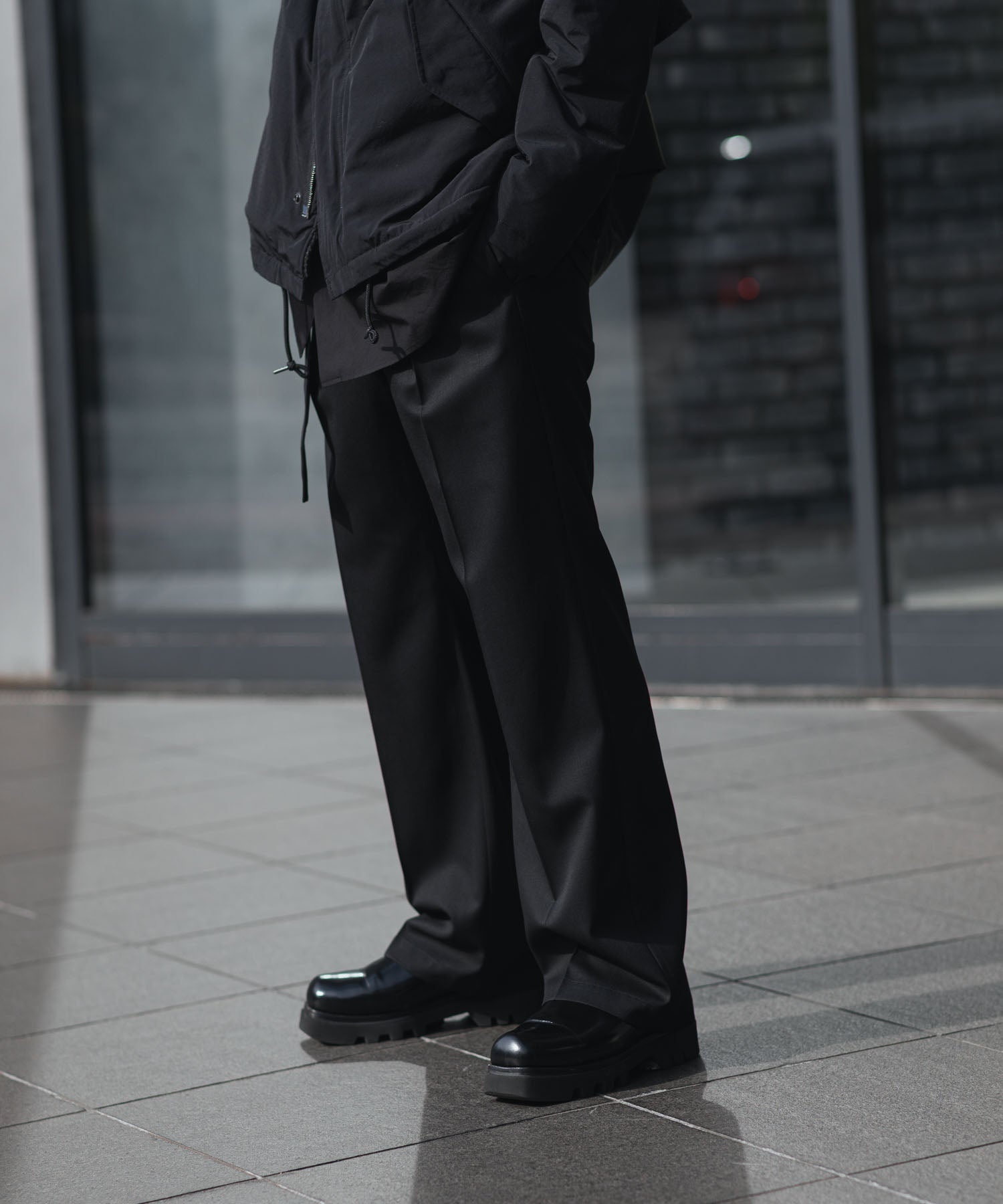 【 ATTACHMENT / EXCLUSIVE ITEM 】WO/PE STRECH GABARDINE BELTED TROUSERS - BLACK