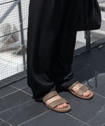 画像をギャラリービューアに読み込む, ATTACHMENT アタッチメントのSMOOTH LEATHER SLIDE SANDAL - KHAKI GRAYの公式通販サイトsession福岡セレクトショップ
