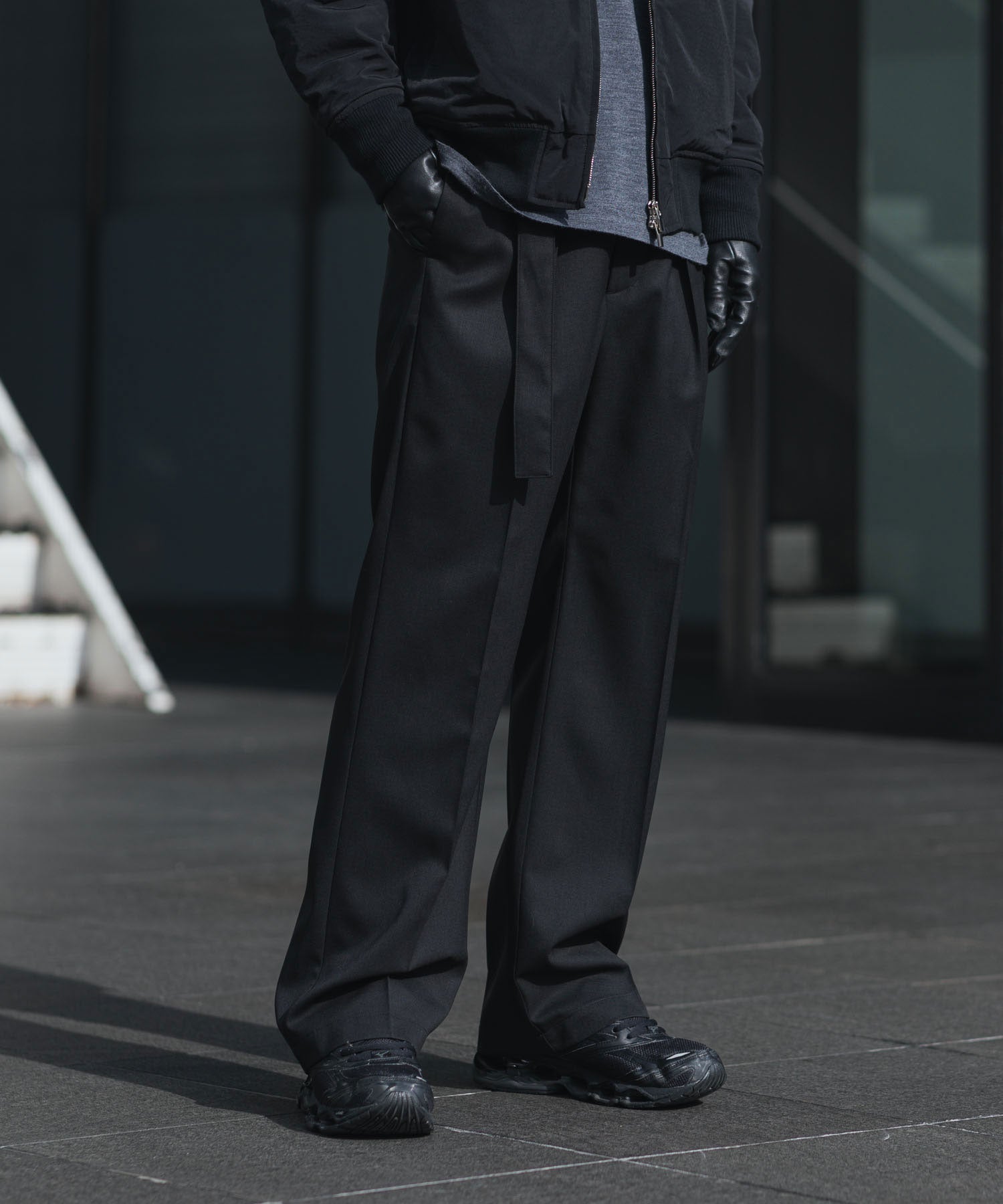 【 ATTACHMENT / EXCLUSIVE ITEM 】WO/PE STRECH GABARDINE BELTED TROUSERS - BLACK