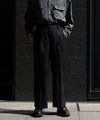 【INTÉRIM】PURE BLACK WOOL GABERDINE 1-TUCK BAGGY SLACKS - BLACK