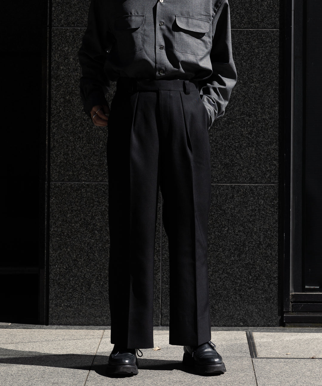 INTERIM(インテリム)の22AWコレクションのPURE BLACK WOOL GABERDINE 1-TUCK BAGGY SLACKSのBLACK