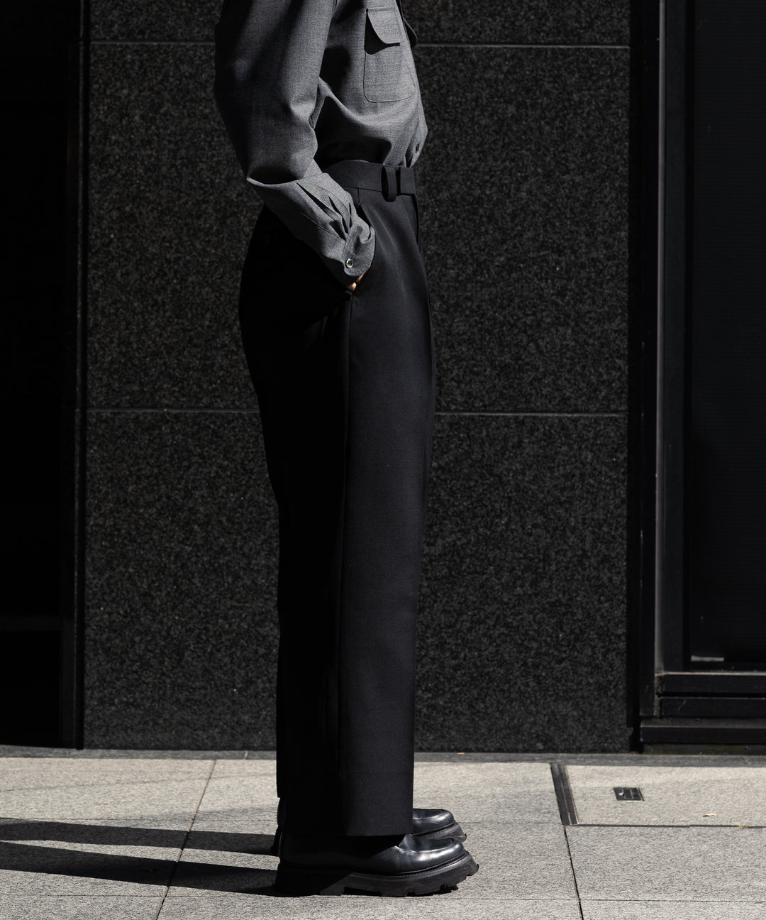 INTERIM(インテリム)の22AWコレクションのPURE BLACK WOOL GABERDINE 1-TUCK BAGGY SLACKSのBLACK