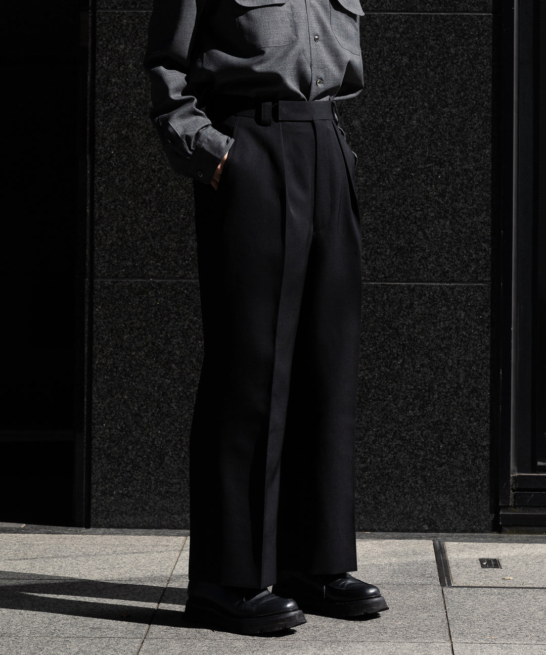 INTERIM(インテリム)の22AWコレクションのPURE BLACK WOOL GABERDINE 1-TUCK BAGGY SLACKSのBLACK
