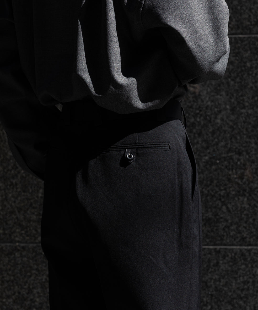 INTERIM(インテリム)の22AWコレクションのPURE BLACK WOOL GABERDINE 1-TUCK BAGGY SLACKSのBLACK