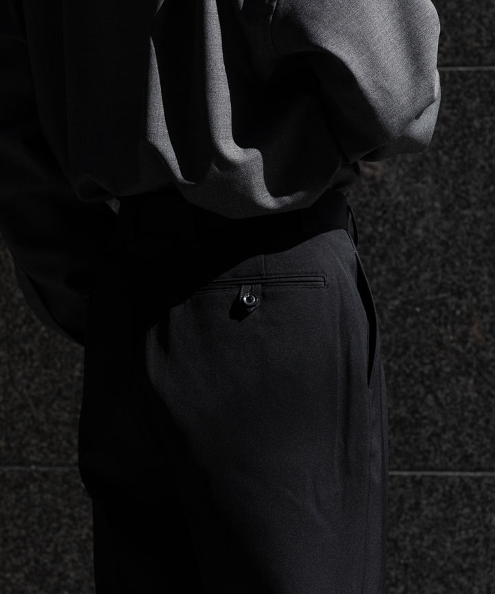 INTERIM(インテリム)の22AWコレクションのPURE BLACK WOOL GABERDINE 1-TUCK BAGGY SLACKSのBLACK