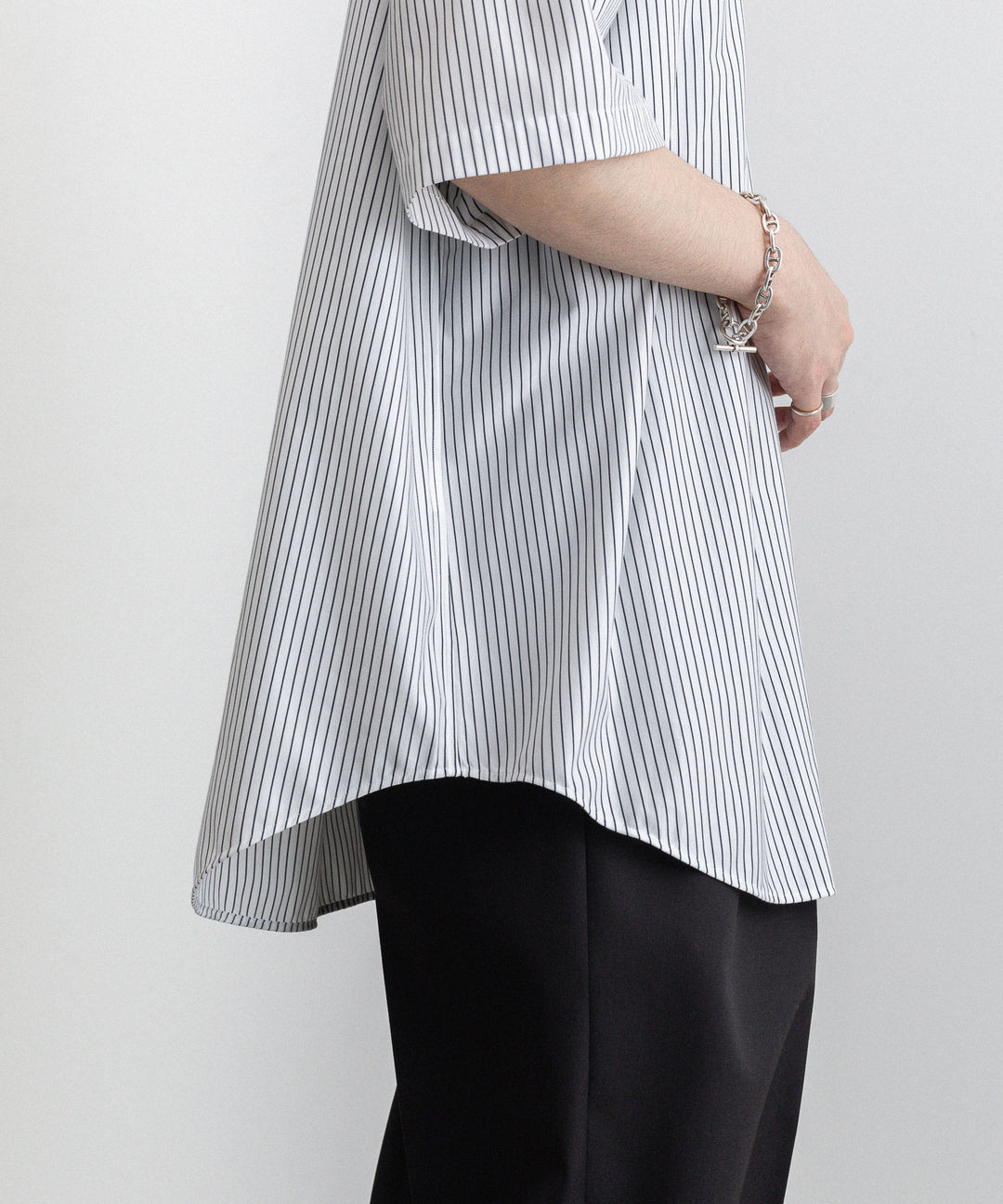 KANEMASA(カネマサ)の23SSコレクションのPENCIL STRIPE DRESS JERSEY SHORT SLEEVE SHIRTのWHITE×NAVY