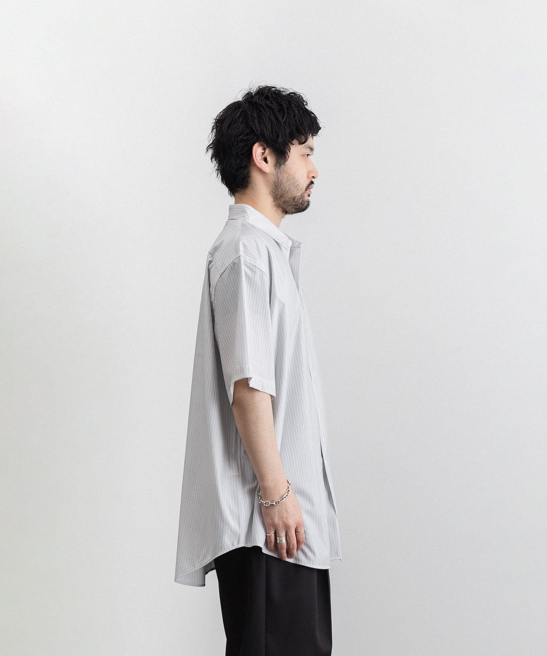 KANEMASA(カネマサ)の23SSコレクションのPENCIL STRIPE DRESS JERSEY SHORT SLEEVE SHIRTのLIGHT GRAY ×WHITE