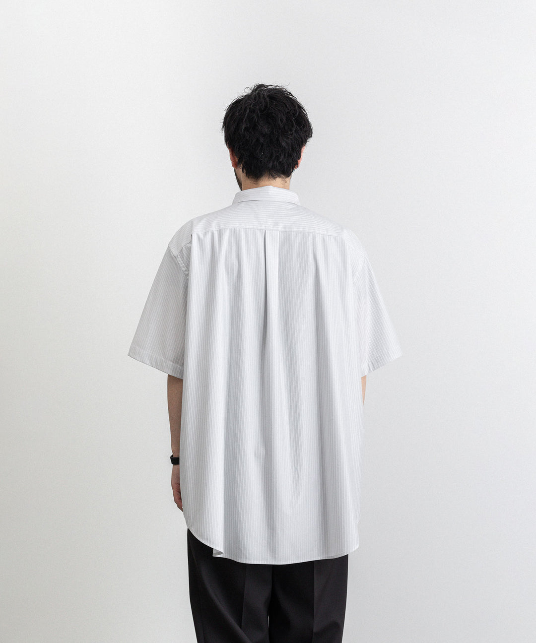 KANEMASA(カネマサ)の23SSコレクションのPENCIL STRIPE DRESS JERSEY SHORT SLEEVE SHIRTのLIGHT GRAY ×WHITE