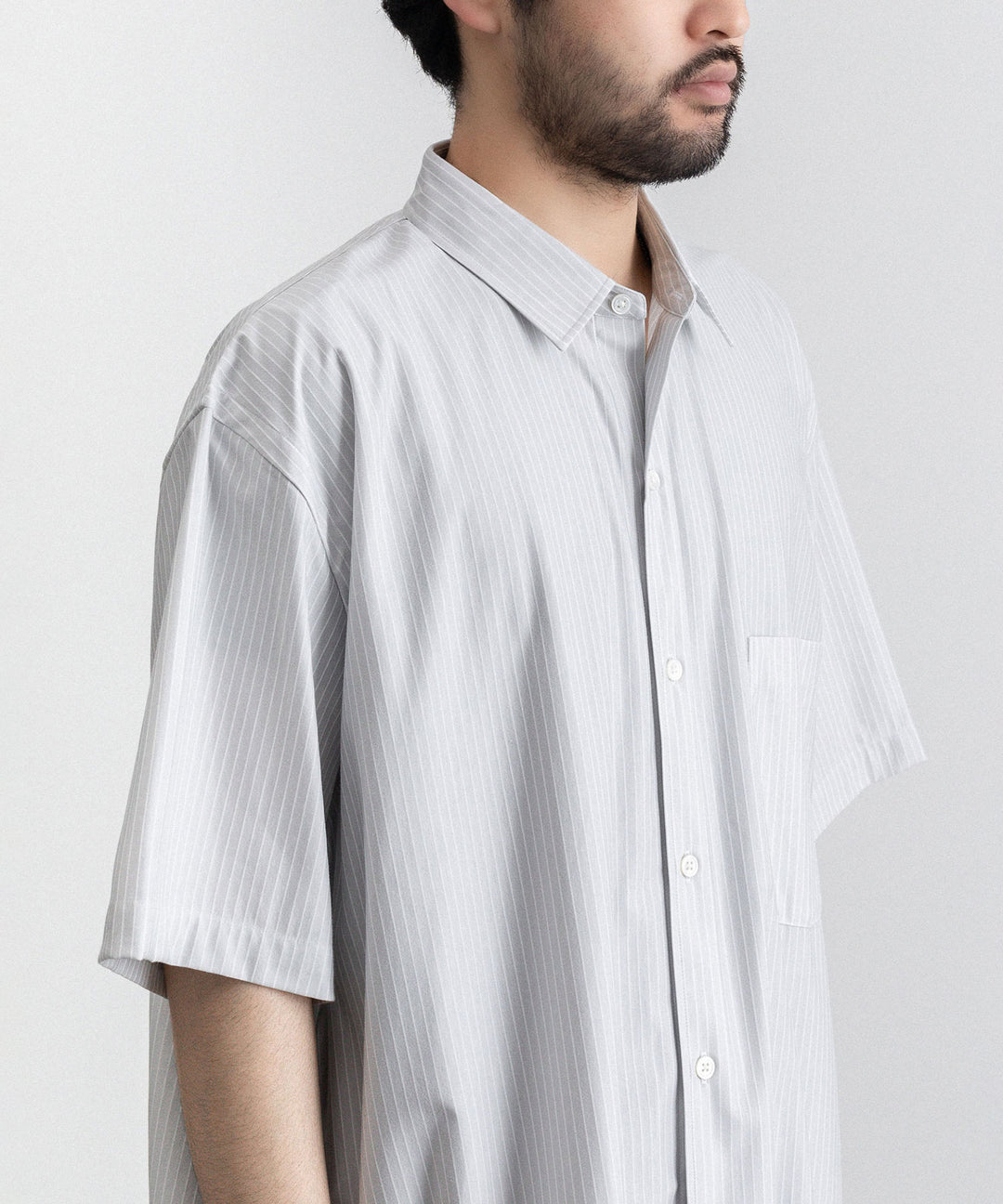 KANEMASA(カネマサ)の23SSコレクションのPENCIL STRIPE DRESS JERSEY SHORT SLEEVE SHIRTのLIGHT GRAY ×WHITE