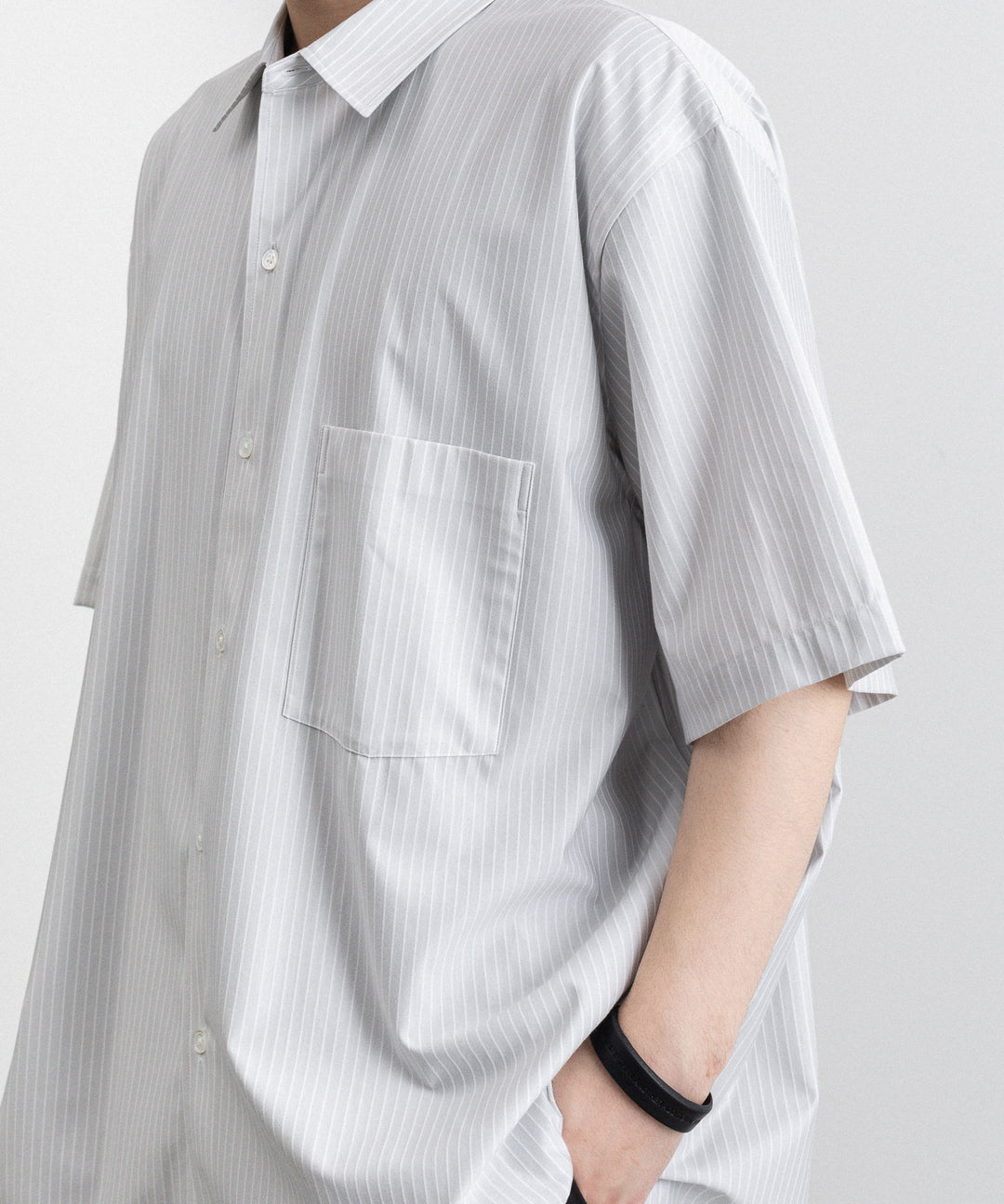 KANEMASA(カネマサ)の23SSコレクションのPENCIL STRIPE DRESS JERSEY SHORT SLEEVE SHIRTのLIGHT GRAY ×WHITE