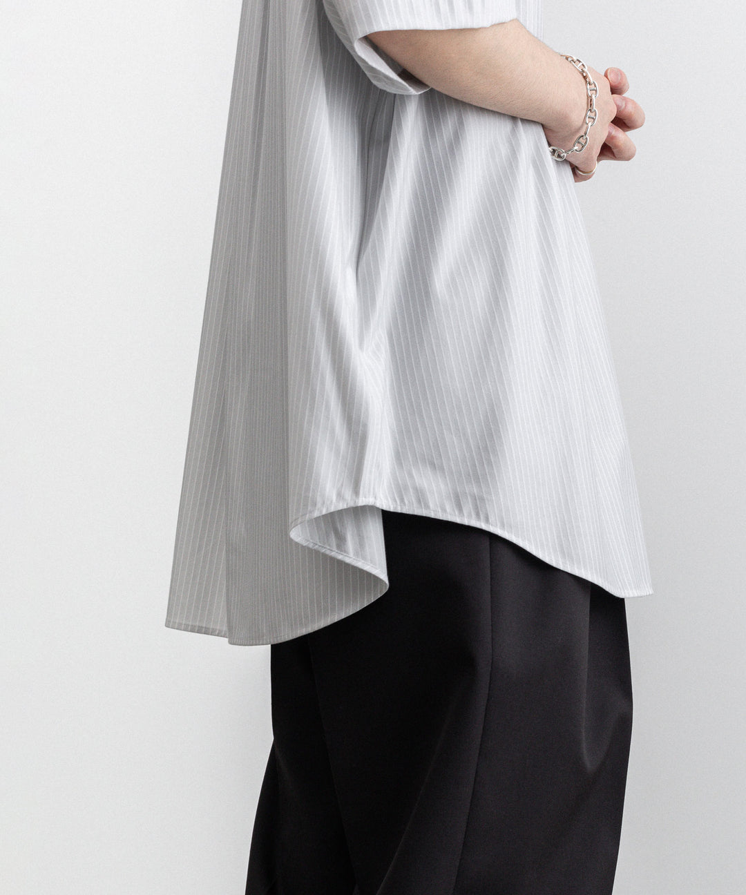 KANEMASA(カネマサ)の23SSコレクションのPENCIL STRIPE DRESS JERSEY SHORT SLEEVE SHIRTのLIGHT GRAY ×WHITE