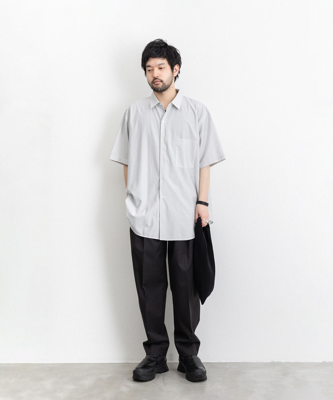 KANEMASA(カネマサ)の23SSコレクションのPENCIL STRIPE DRESS JERSEY SHORT SLEEVE SHIRTのLIGHT GRAY ×WHITE