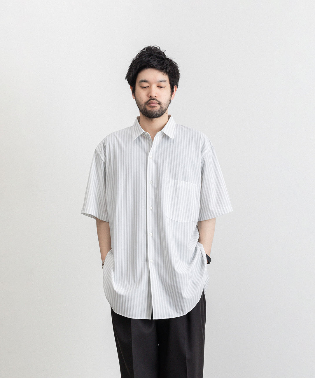 KANEMASA(カネマサ)の23SSコレクションのLONDON STRIPE DRESS JERSEY SHORT SLEEVE SHIRTのLIGHT GRAY×WHITE