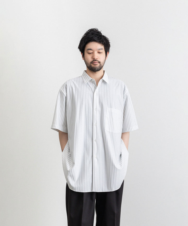 KANEMASA(カネマサ)の23SSコレクションのLONDON STRIPE DRESS JERSEY SHORT SLEEVE SHIRTのLIGHT GRAY×WHITE