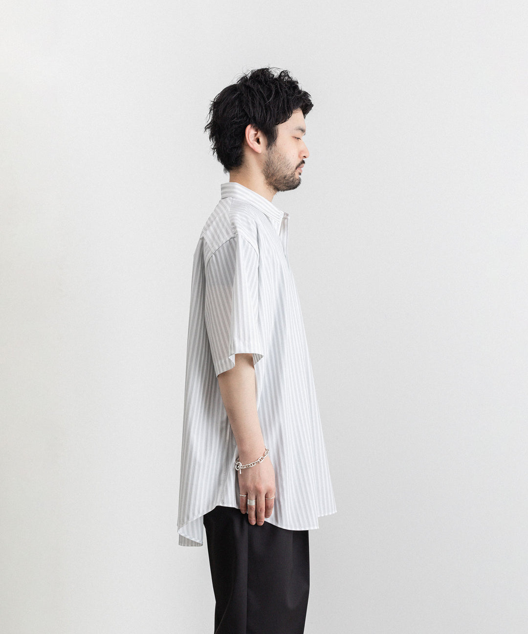 KANEMASA(カネマサ)の23SSコレクションのLONDON STRIPE DRESS JERSEY SHORT SLEEVE SHIRTのLIGHT GRAY×WHITE