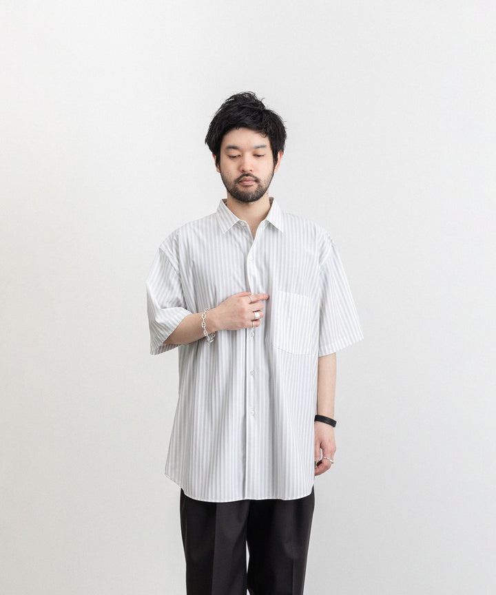 KANEMASA(カネマサ)の23SSコレクションのLONDON STRIPE DRESS JERSEY SHORT SLEEVE SHIRTのLIGHT GRAY×WHITE