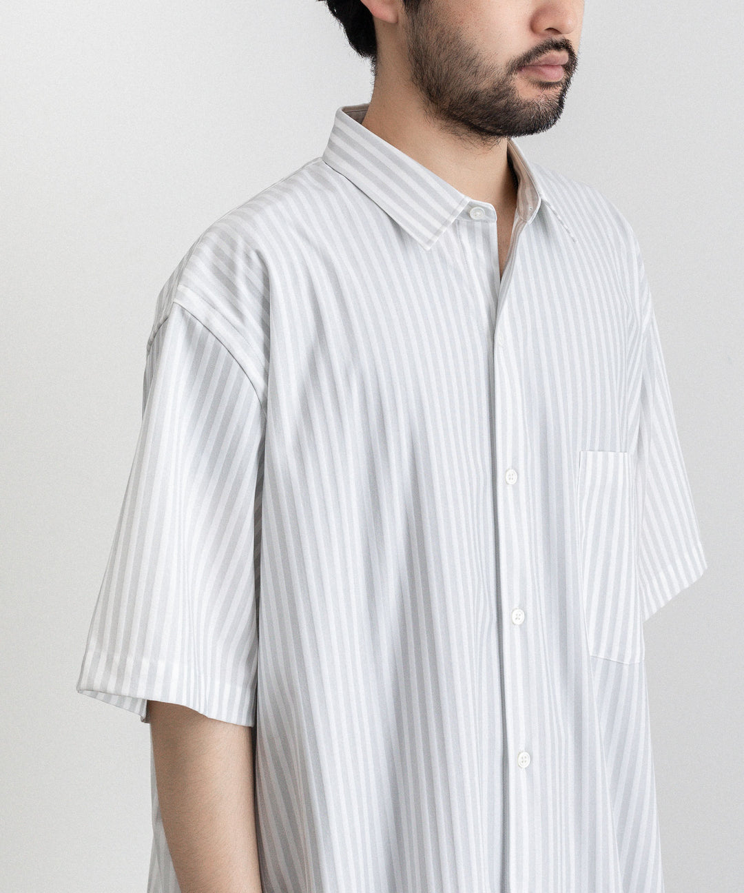 KANEMASA(カネマサ)の23SSコレクションのLONDON STRIPE DRESS JERSEY SHORT SLEEVE SHIRTのLIGHT GRAY×WHITE