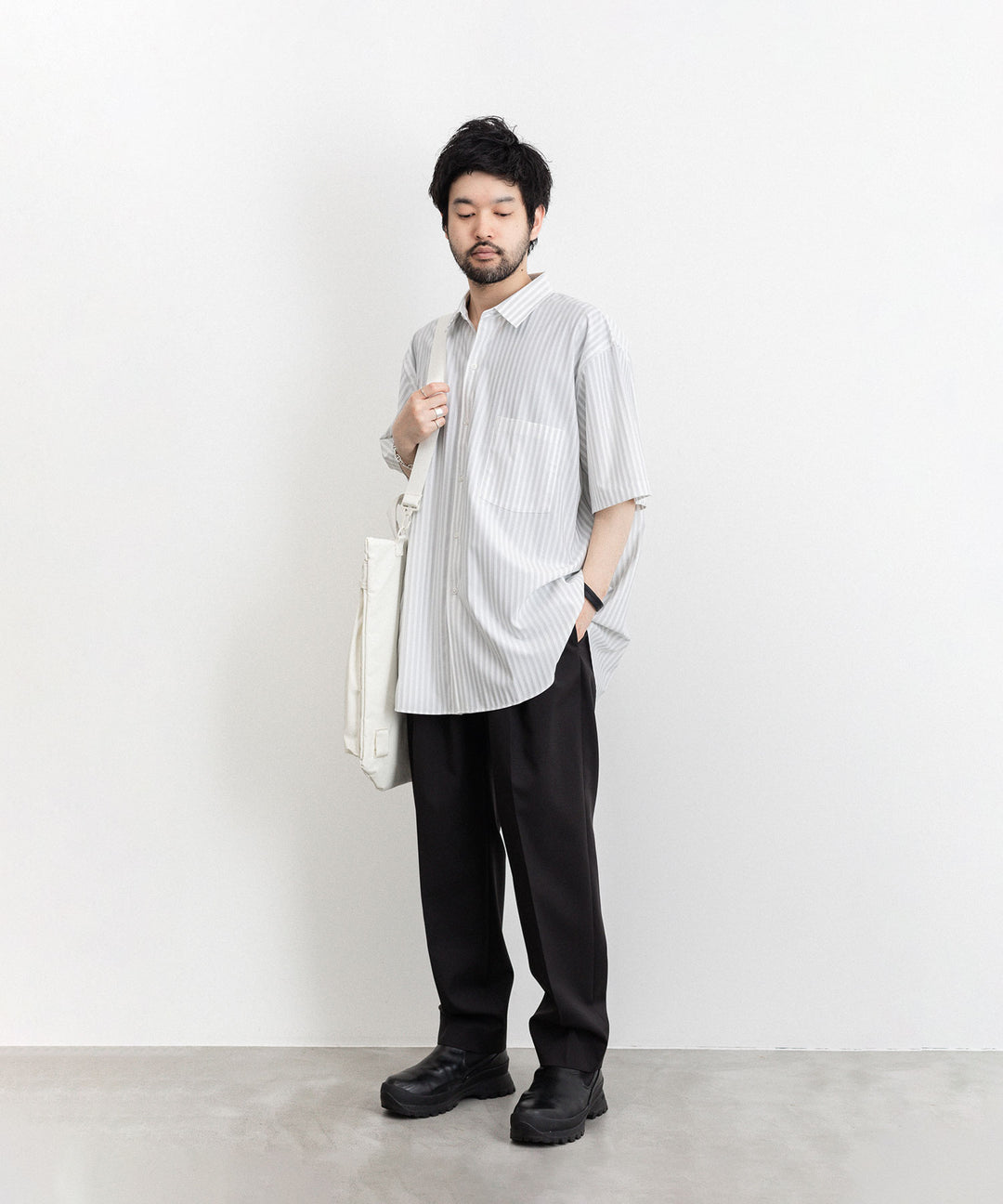 KANEMASA(カネマサ)の23SSコレクションのLONDON STRIPE DRESS JERSEY SHORT SLEEVE SHIRTのLIGHT GRAY×WHITE