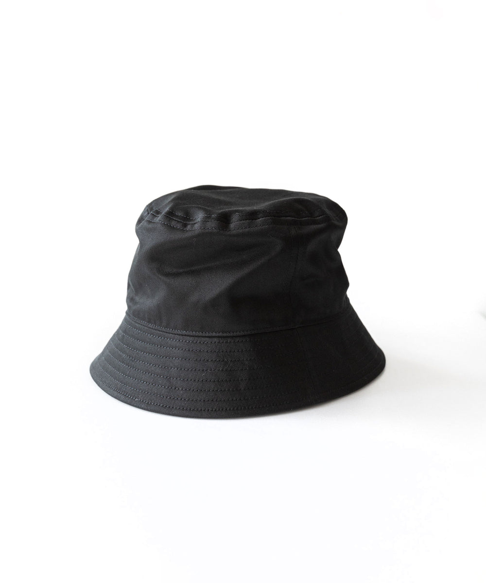 【INTÉRIM】インテリムのバケットハットGIZA BACK SATIN BUCKET HAT - BLACK