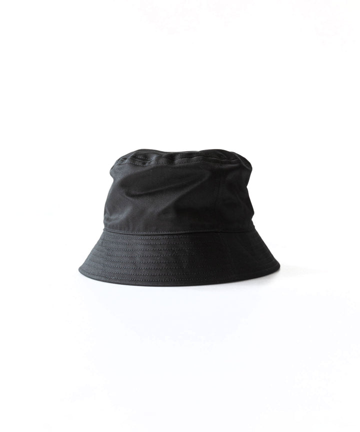 【INTÉRIM】インテリムのバケットハットGIZA BACK SATIN BUCKET HAT - BLACK
