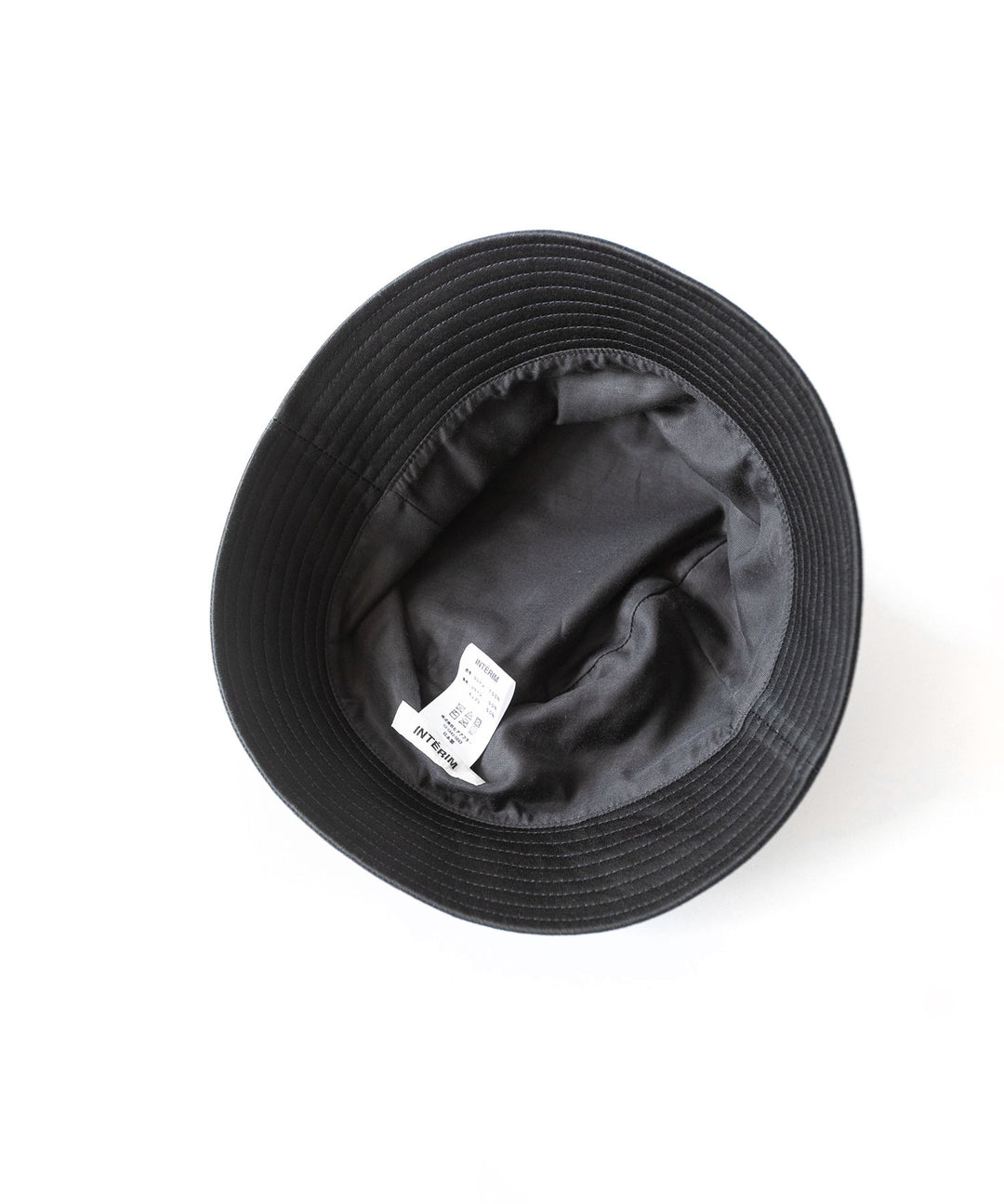 【INTÉRIM】インテリムのバケットハットGIZA BACK SATIN BUCKET HAT - BLACK