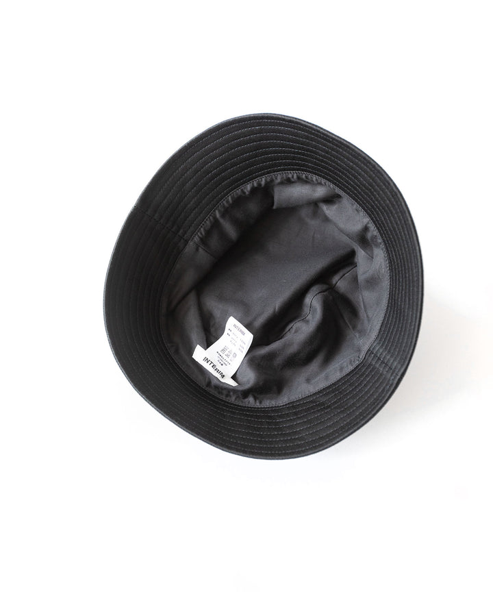 【INTÉRIM】インテリムのバケットハットGIZA BACK SATIN BUCKET HAT - BLACK