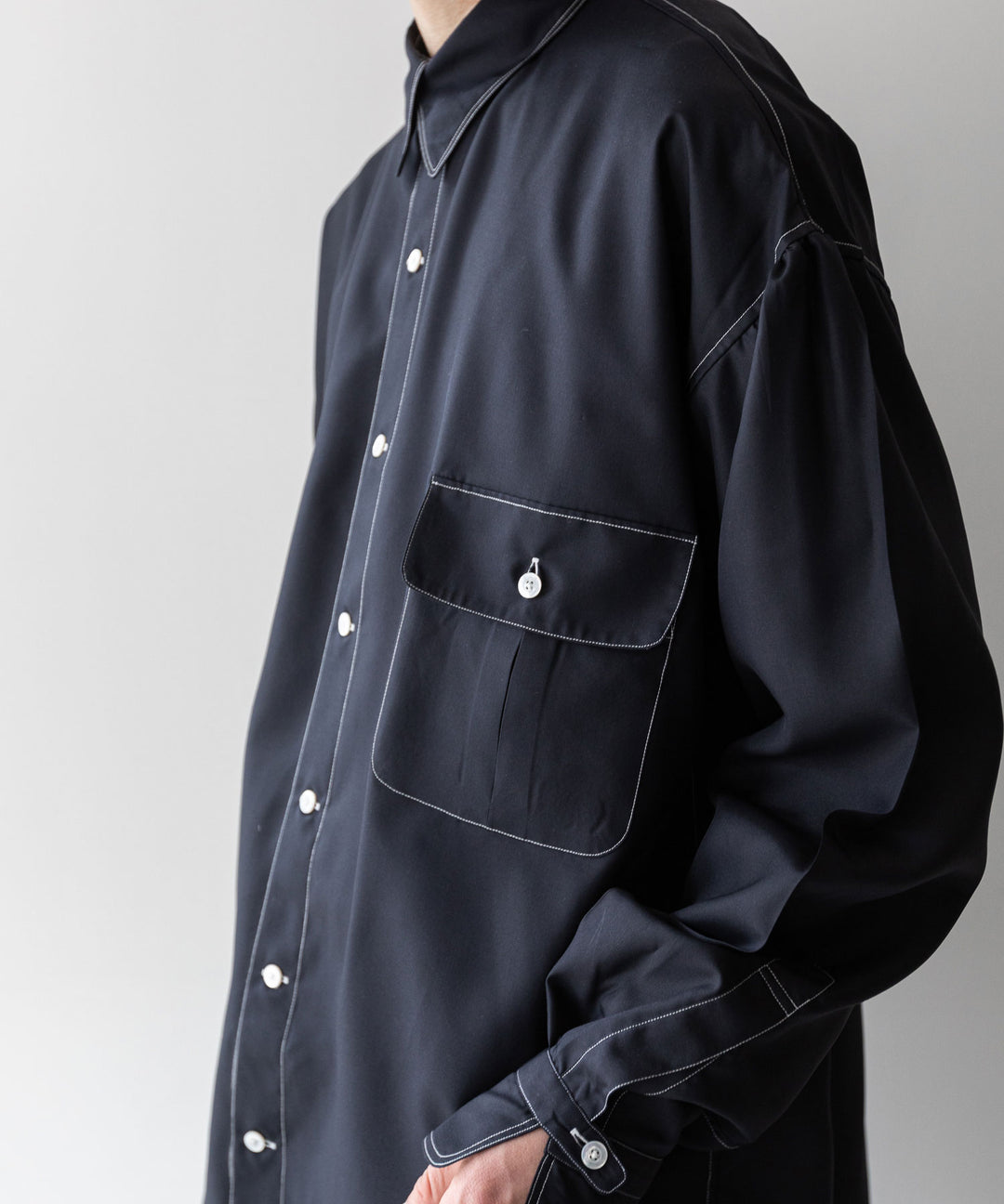 【INTÉRIM】インテリムのHYPER BIG HI-COUNT SILK GATHER SHIRT - BLACK