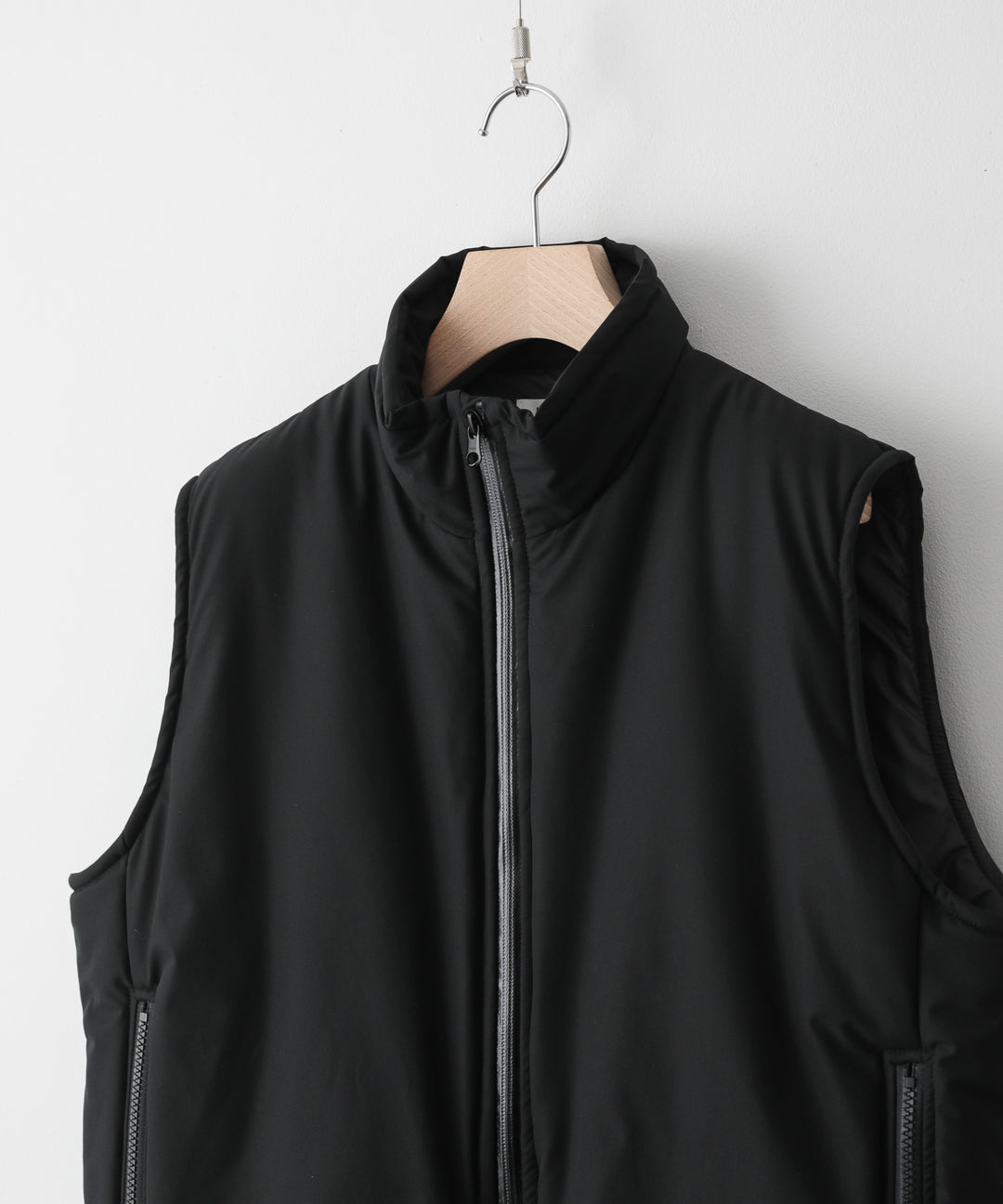 INTERIM(インテリム)の中綿ベスト 22AWコレクションのHYPER BIG HI-LOFT WATER PROOF INSULATED VESTのBLACK