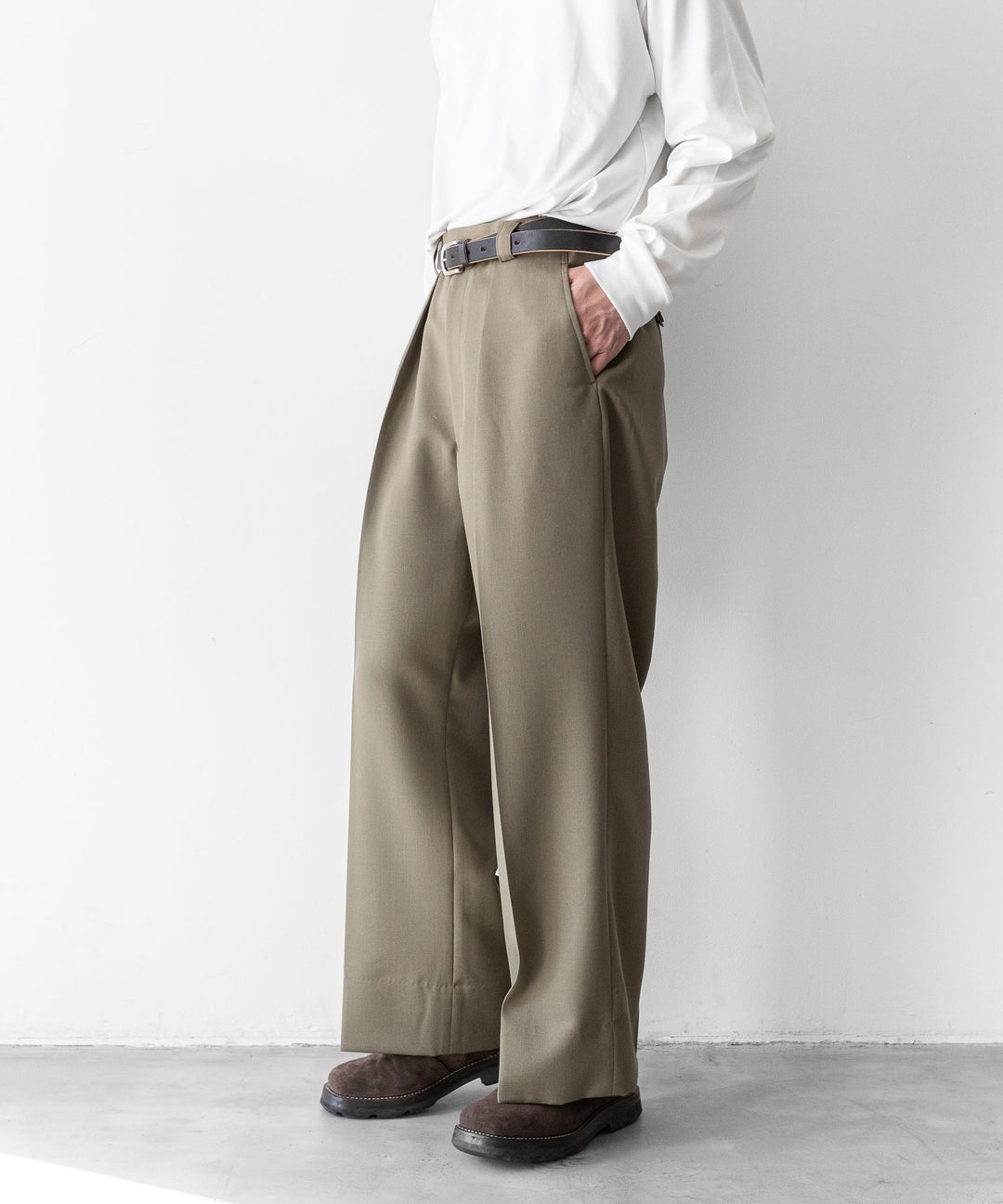 【INTÉRIM】インテリムのバギースラックスWOOL MOHAIR GABERDINE 1-TUCK BAGGY SLACKS インテリム 22aw 公式通販サイト session福岡セレクトショップ