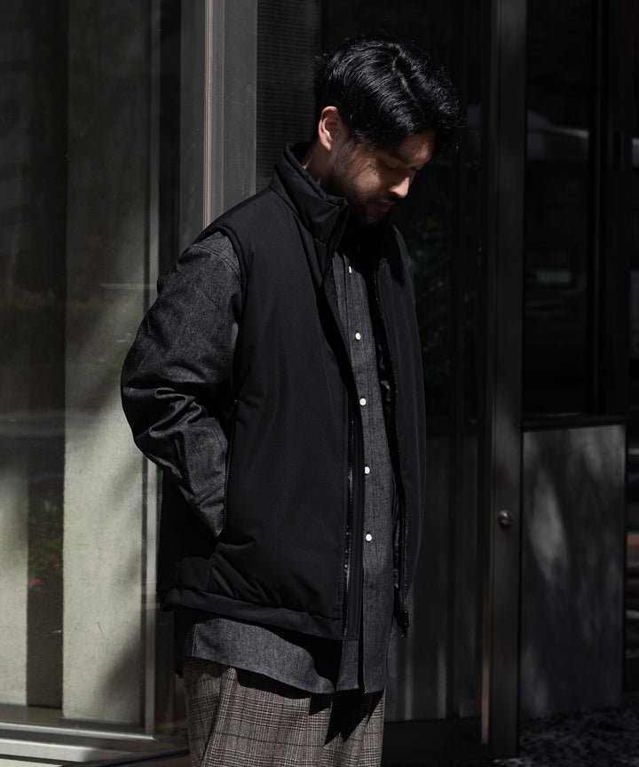 INTERIM(インテリム)の中綿ベスト 22AWコレクションのHYPER BIG HI-LOFT WATER PROOF INSULATED VESTのBLACK