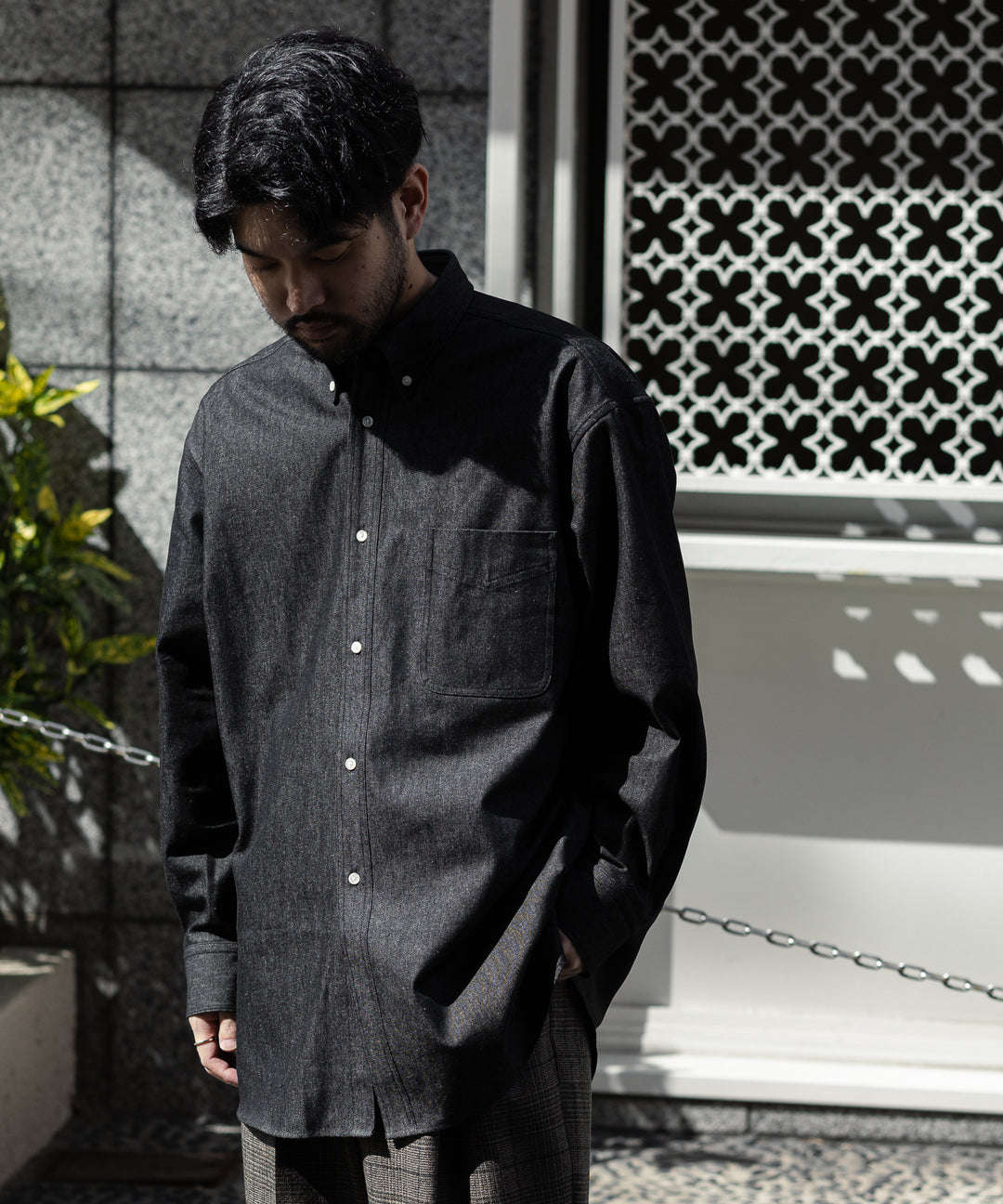 INTÉRIM(インテリム)のブラックデニムシャツ 90&