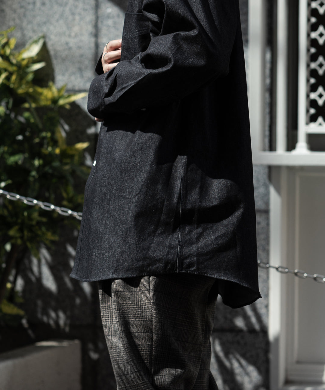 INTÉRIM(インテリム)のブラックデニムシャツ 90&