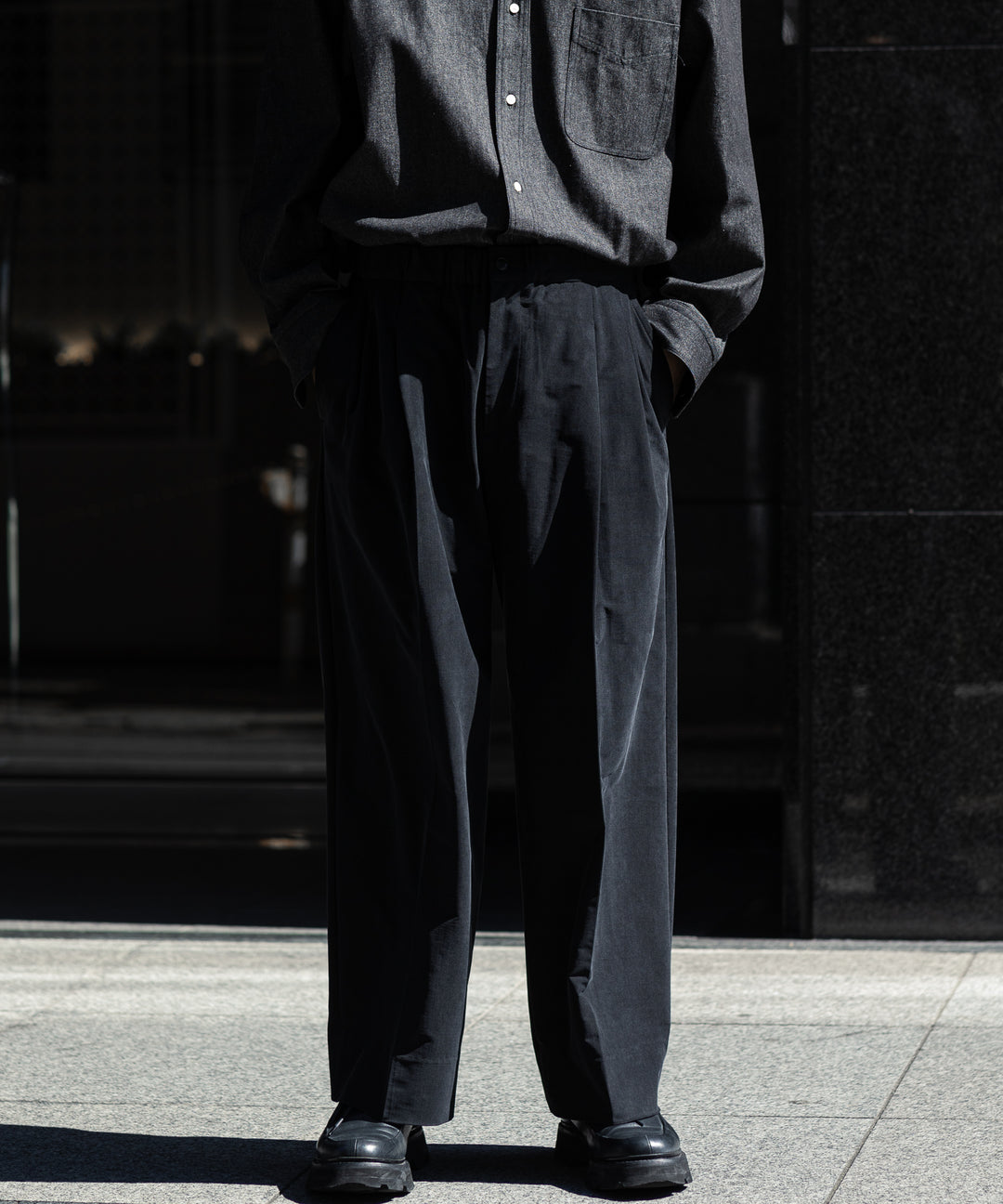 KANEMASA(カネマサ)のFIBRIL CUPRO VINTAGE EASY TUCK PANTS  - BLACK