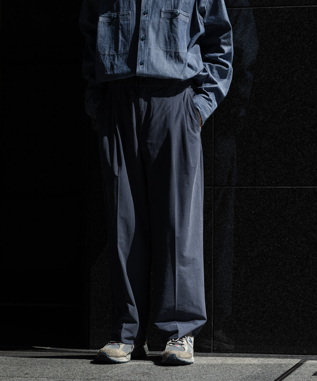 【KANEMASA】FIBRI CUPRO VINTAGE EASY TUCK PANTS - CHARCOAL NAVY