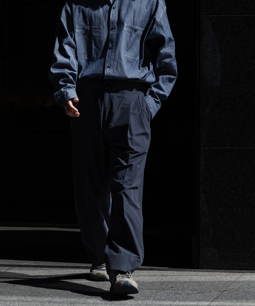 【KANEMASA】FIBRI CUPRO VINTAGE EASY TUCK PANTS - CHARCOAL NAVY