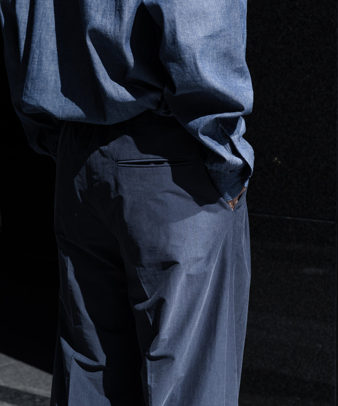 【KANEMASA】FIBRI CUPRO VINTAGE EASY TUCK PANTS - CHARCOAL NAVY