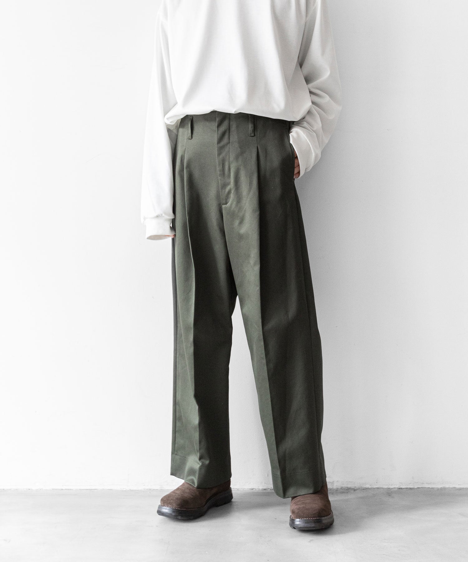 Rich I / リッチアイ】UNCLE [TUCK TAPERED TROUSERS] - KHAKI | 公式