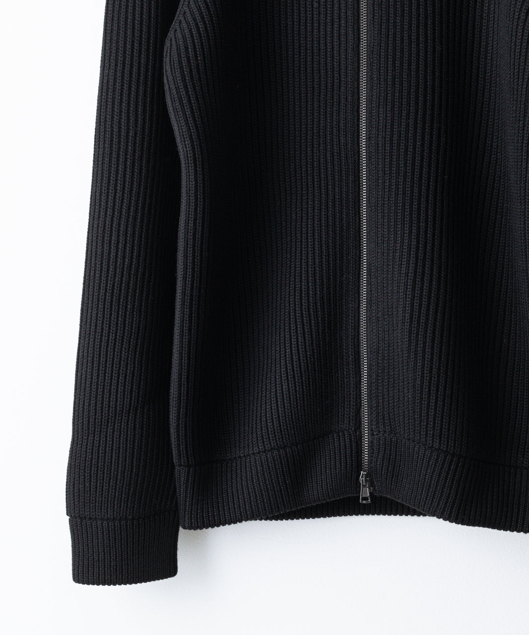 INTERIM(インテリム)の22AWコレクションのHAND FRAMED DRIVERS ZIP KNITのBLACK