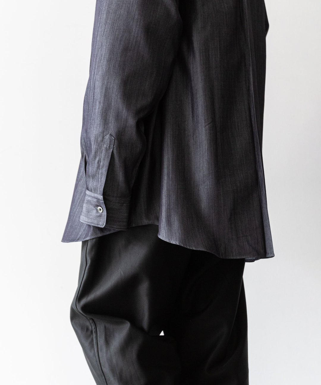 【INTÉRIM】インテリムのHYPER BIG SILK DENIM REGULAR COLLAR SHIRT - NAVY
