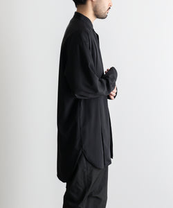 ato(アトウ)のオーバーサイズドノーカラーシャツのブラック 30代ファッション デート服
