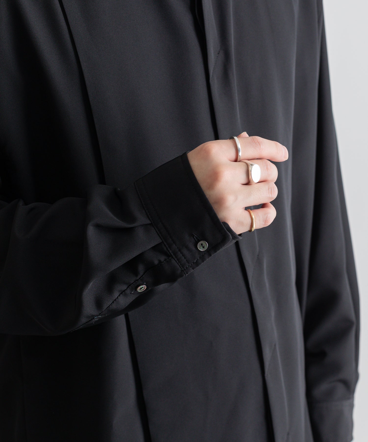 ato(アトウ)のオーバーサイズドノーカラーシャツのブラック 30代ファッション デート服