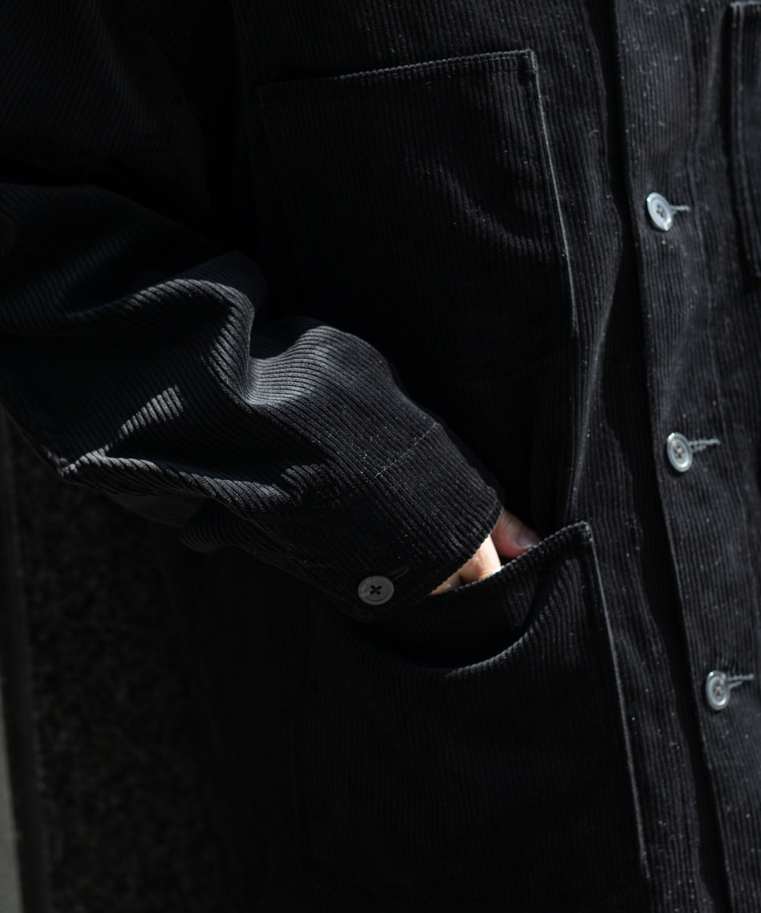 INTERIM(インテリム)の22AWコレクションのHYPER BIG UK CORDUROY COVER ALLのBLACK