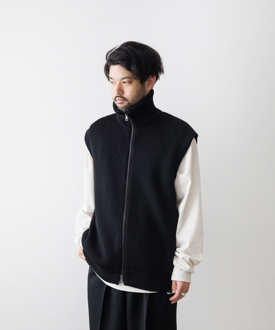 INTERIM(インテリム)の22AWコレクションのHYPER BIG HAND FRAMED DRIVERS ZIP KNIT VESTのBLACK