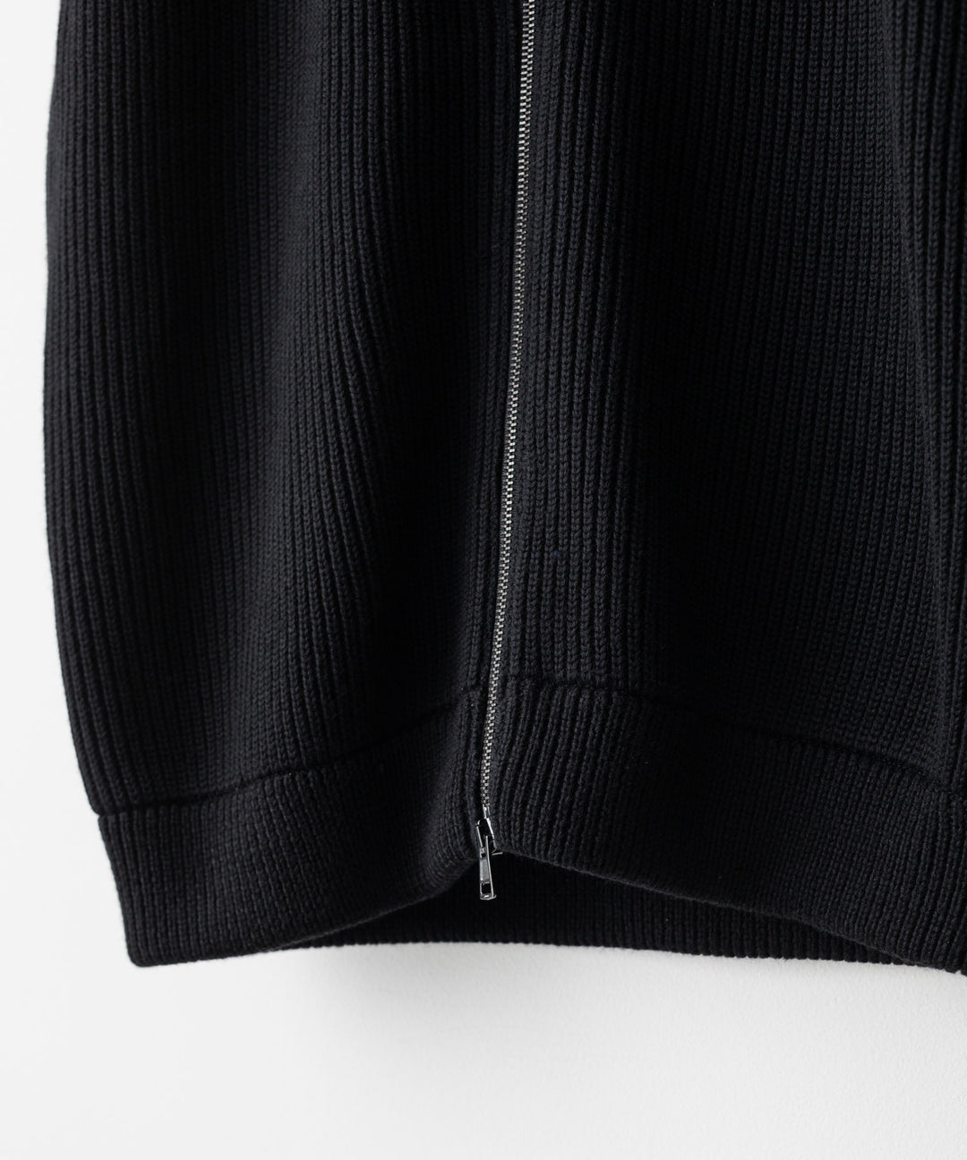 INTERIM(インテリム)の22AWコレクションのHYPER BIG HAND FRAMED DRIVERS ZIP KNIT VESTのBLACK