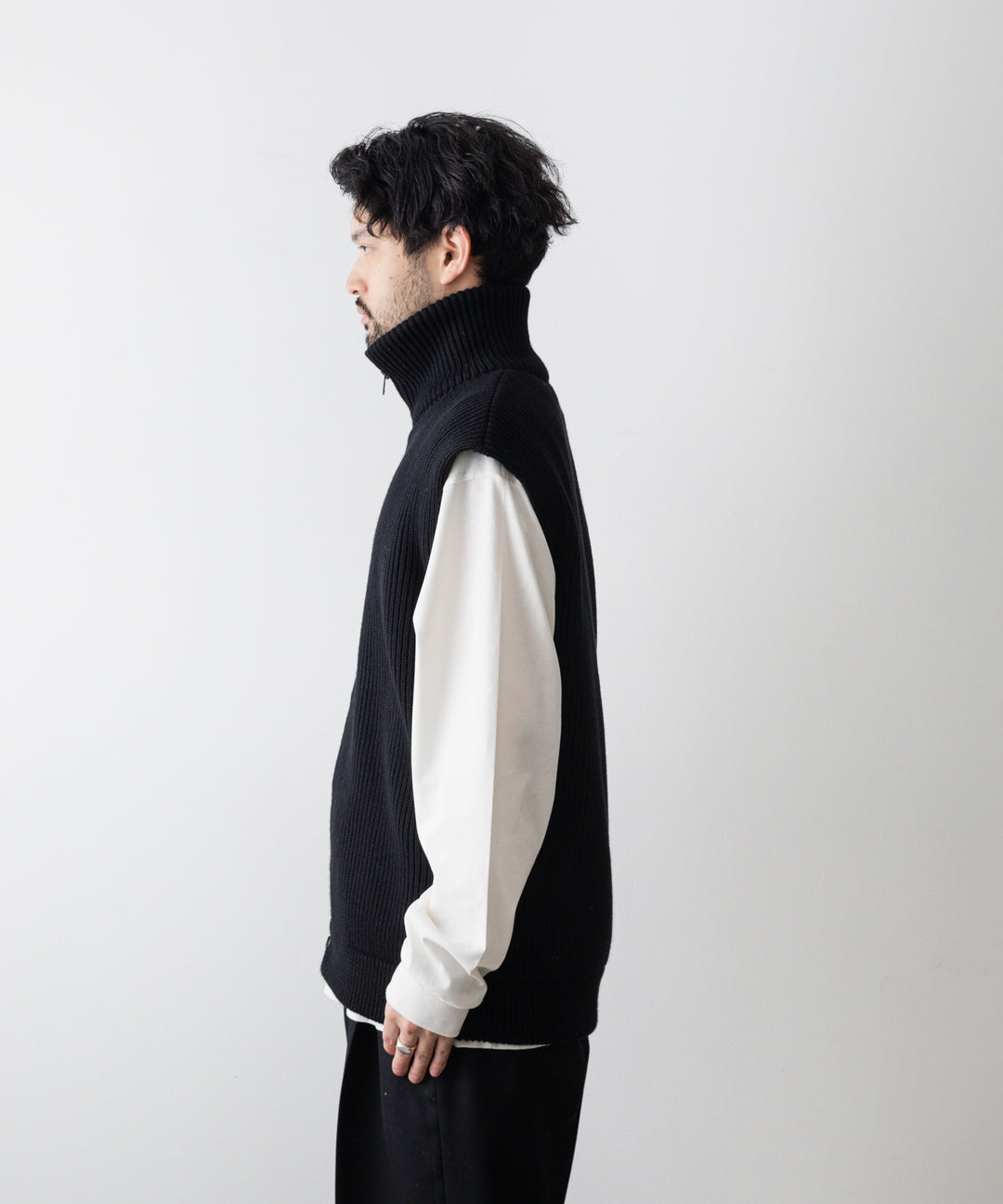 INTERIM(インテリム)の22AWコレクションのHYPER BIG HAND FRAMED DRIVERS ZIP KNIT VESTのBLACK