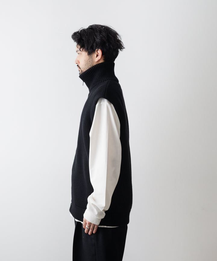 INTERIM(インテリム)の22AWコレクションのHYPER BIG HAND FRAMED DRIVERS ZIP KNIT VESTのBLACK
