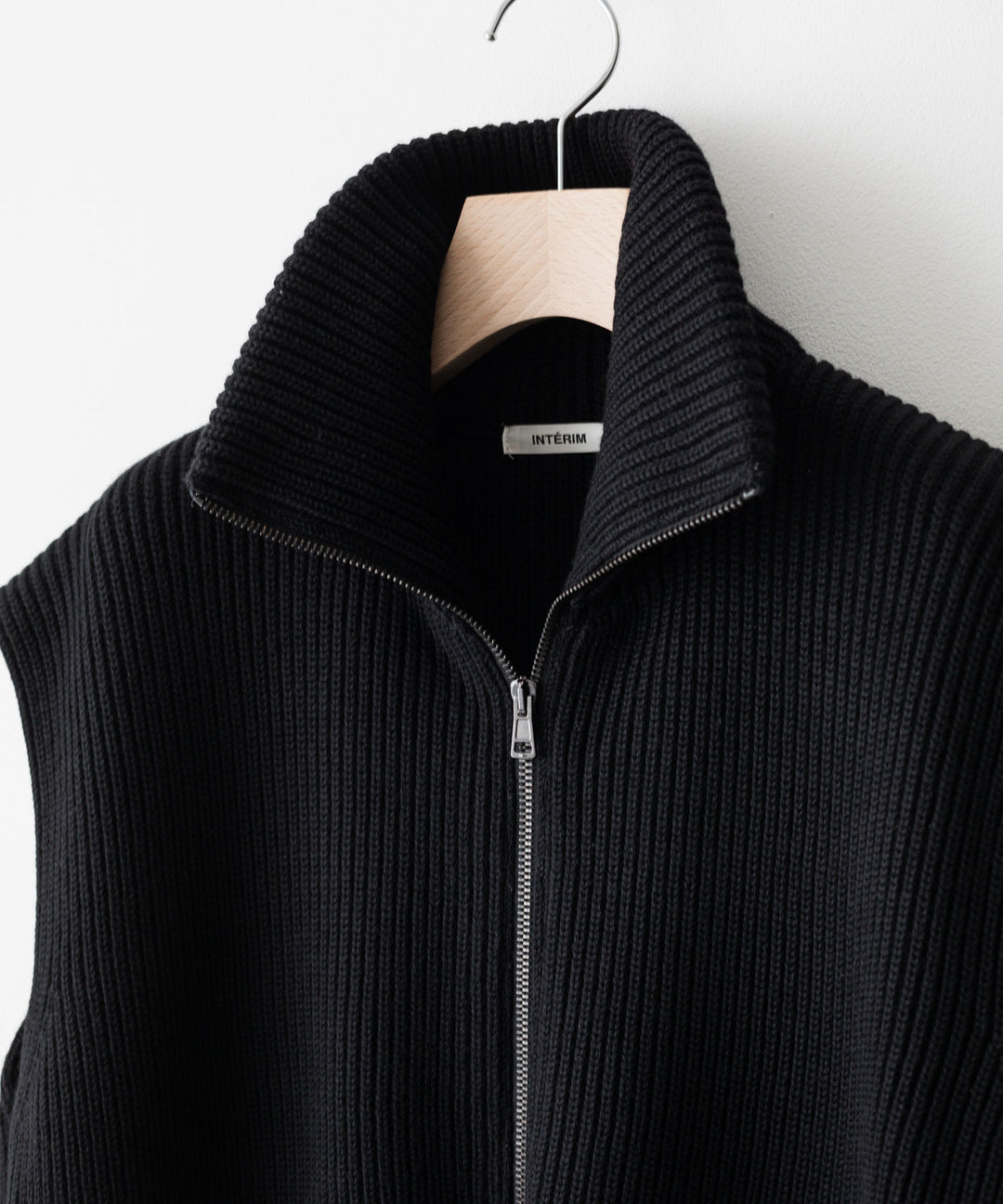 INTERIM(インテリム)の22AWコレクションのHYPER BIG HAND FRAMED DRIVERS ZIP KNIT VESTのBLACK