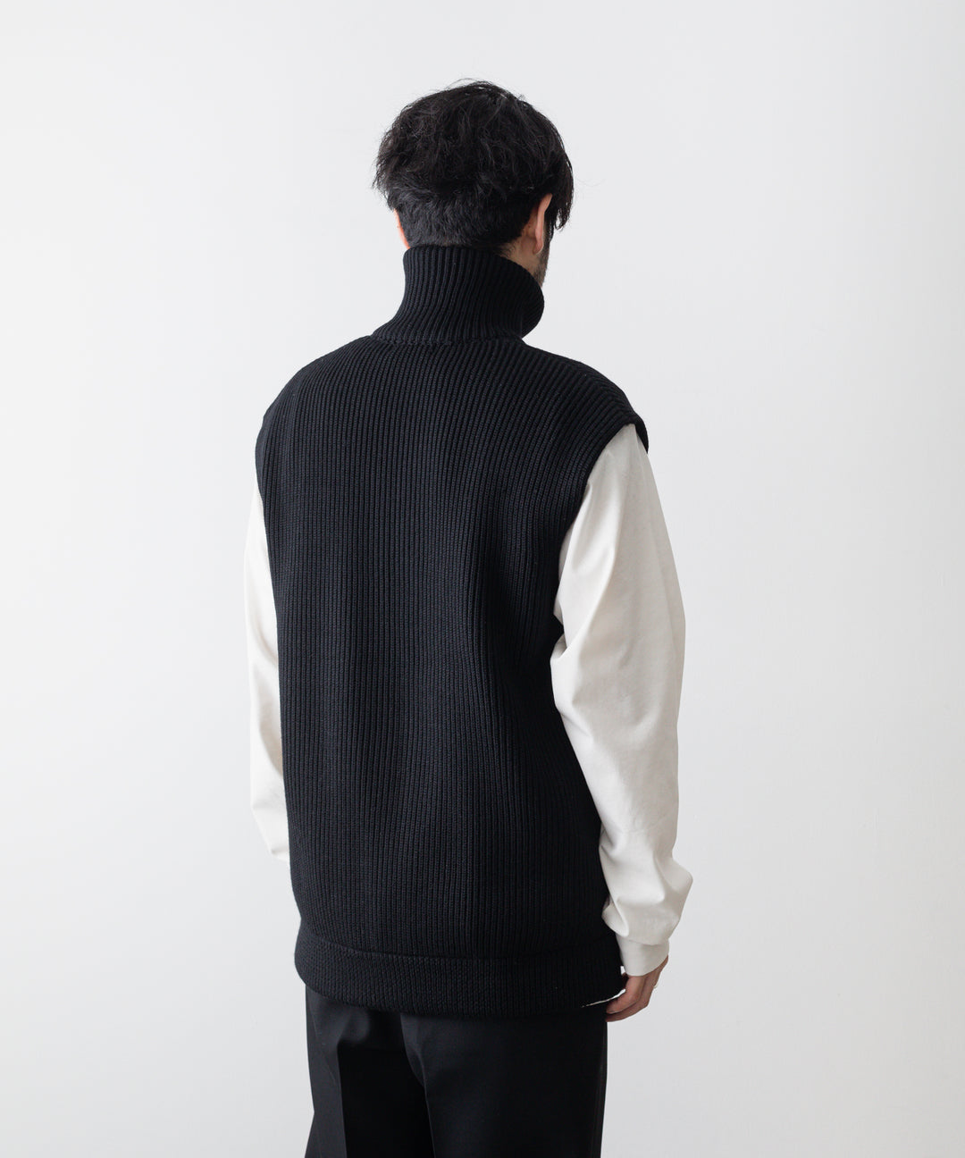 INTERIM(インテリム)の22AWコレクションのHYPER BIG HAND FRAMED DRIVERS ZIP KNIT VESTのBLACK